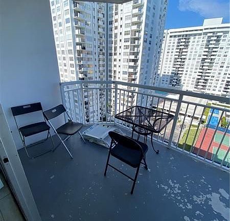 3rd image of 18071 Biscayne Blvd APT 1202