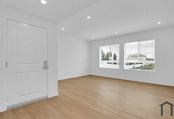 4th image of 14333 Sylvan St #203