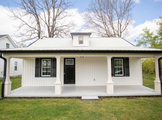 904 W 2nd St, Dickson, TN 37055