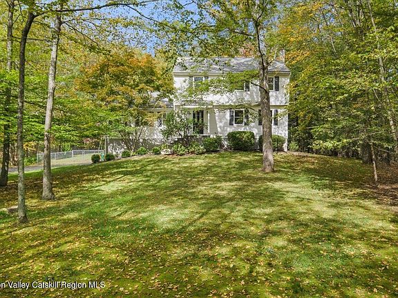 3rd image of 325 Tanglewood Court