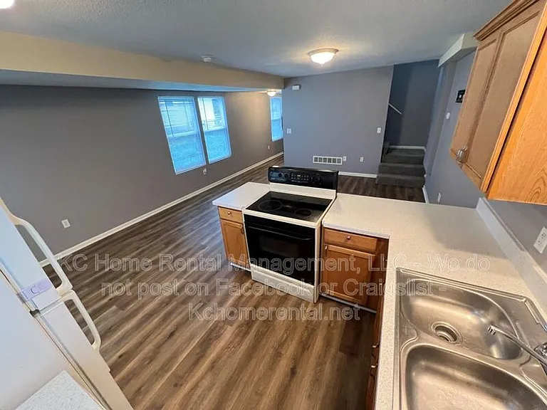 1003 S Hocker Ave — Photo 6