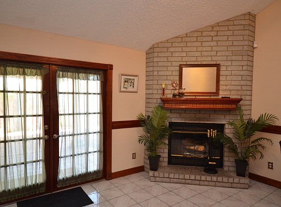 4th image of 2045 Toluca Dr