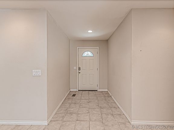 5th image of 2704 E Indianola St