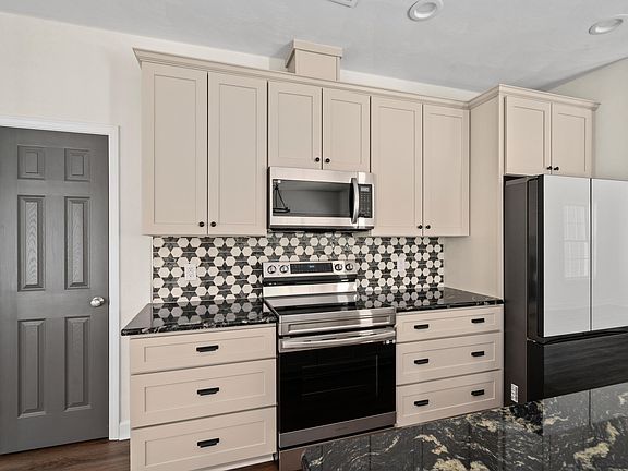 5th image of 7947 Carriage Park Dr