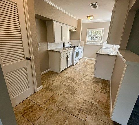 5th image of 415 E Avenue G
