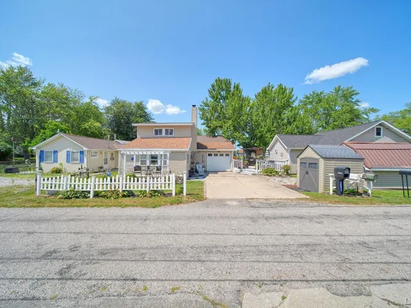 10875 W Ferndale Dr, Manitou Beach, MI 49253
