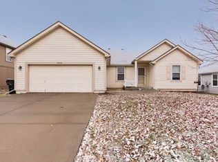 1016 E Pumpkin Ridge St, Gardner, KS 66030