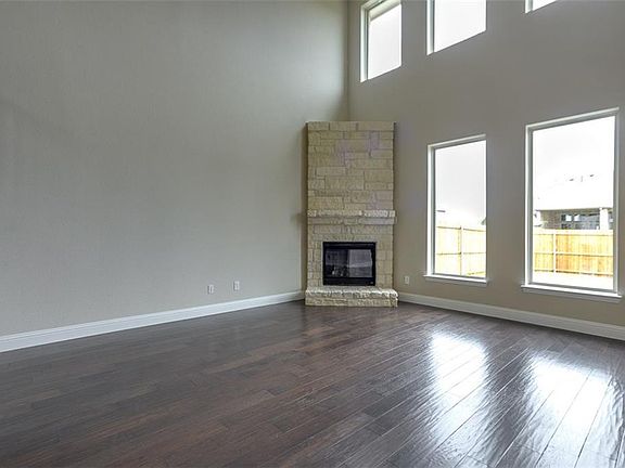 5th image of 346 Redstone Dr