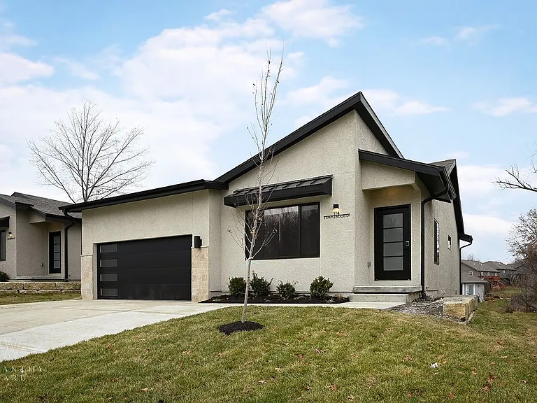 212 E Maplewood Ln — Photo 2