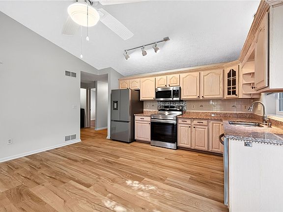 5th image of 8 Daisy Ln