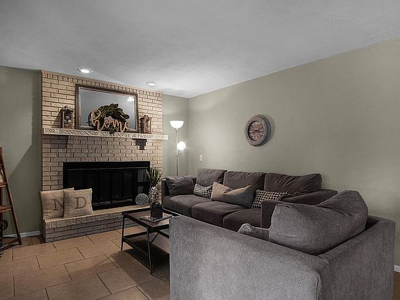 4th image of 3305 Saratoga Dr