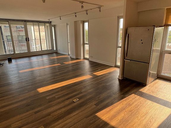 4th image of 1960 N Lincoln Park W APT 504