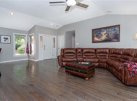 4th image of 130 Teakwood Ln