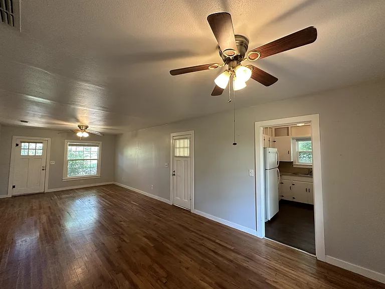 208 N Bowie St — Photo 5