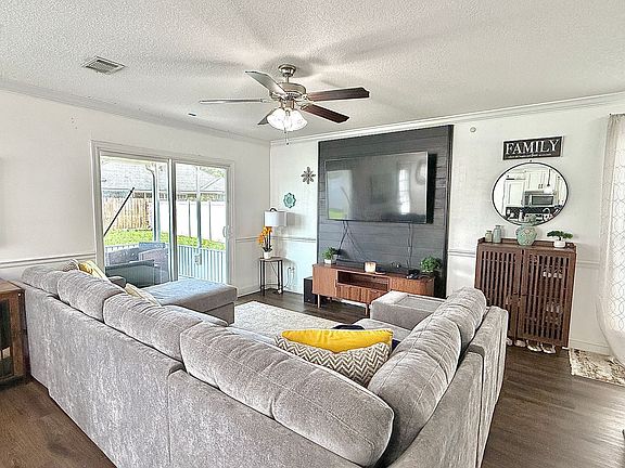4th image of 615 Amhearst Row