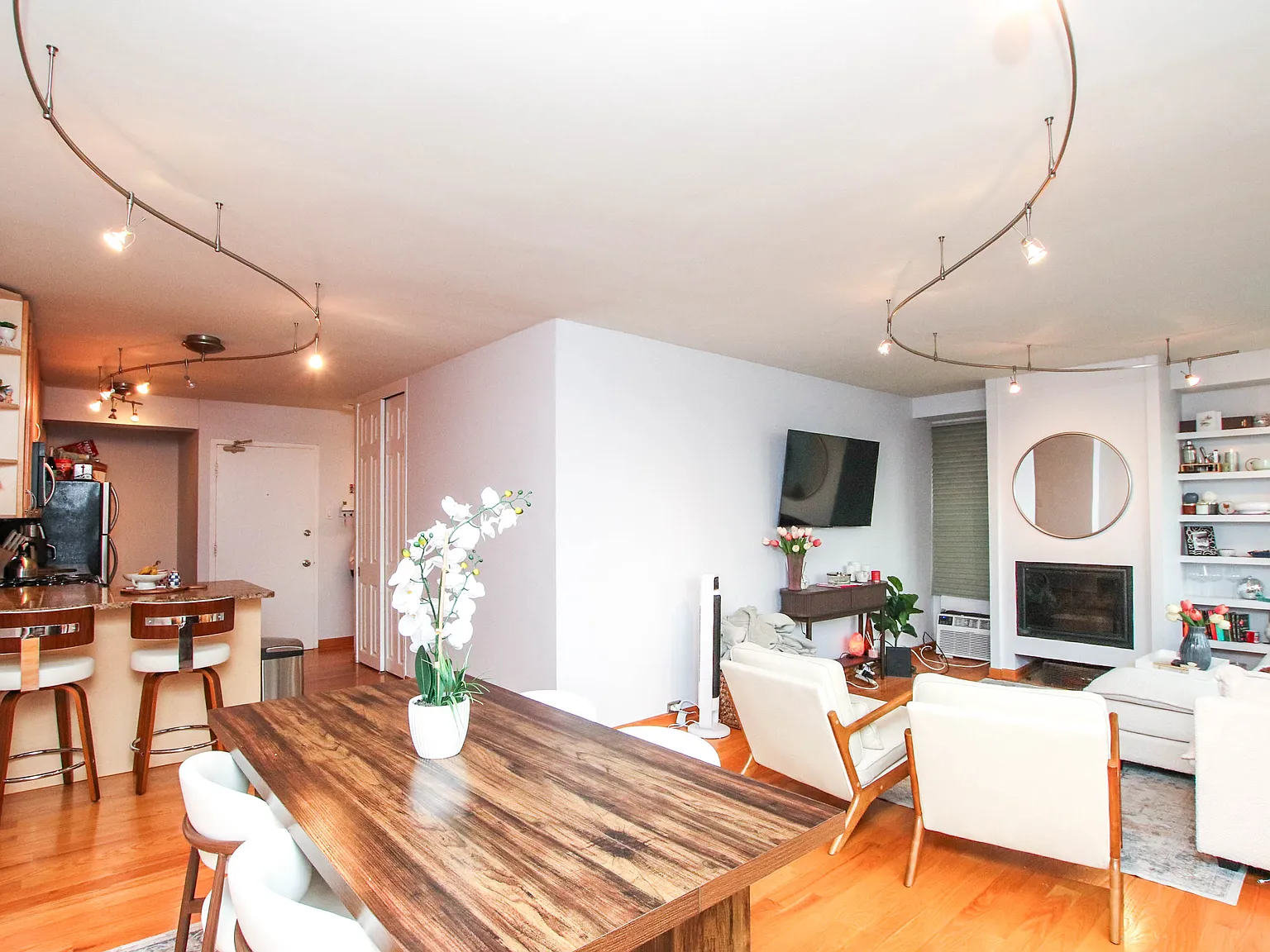 2 bed, 1150 sqft, $3,750 — Photo 2