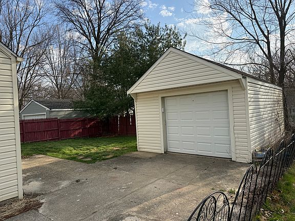 2nd image of 1975 Searl St