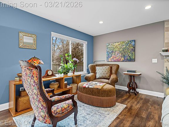 5th image of 1065 Round Lake Rd