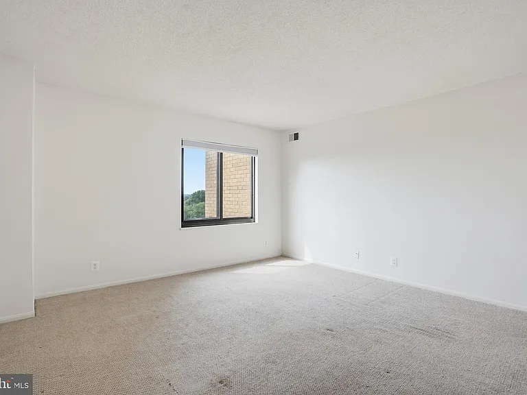 205 Yoakum Pkwy #1002 — Photo 21