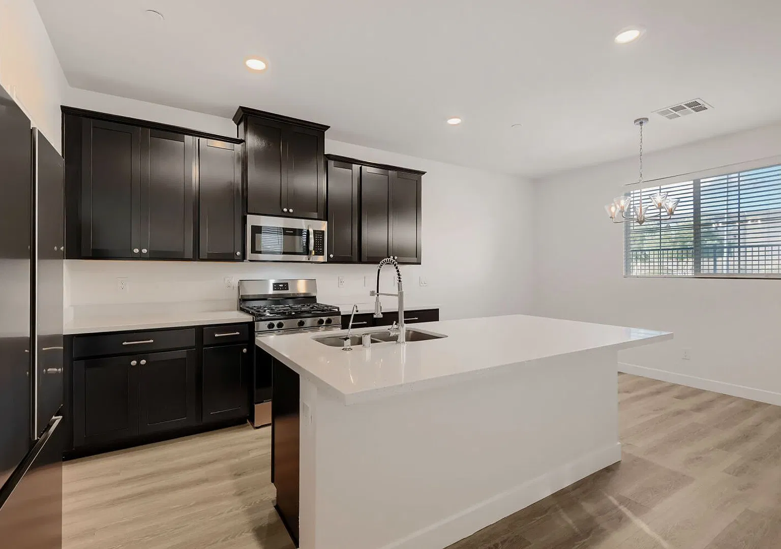 Gated 4-Bedroom Townhouse with Pool & Community Parks — Photo 4