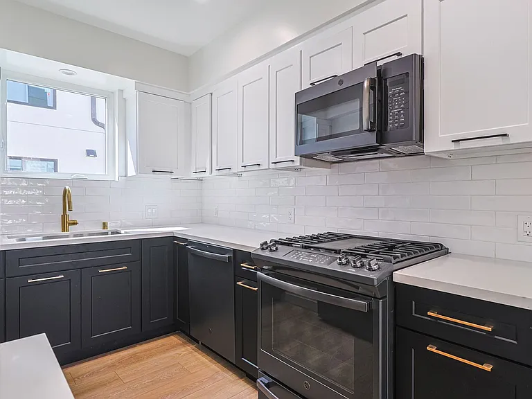 1227 N June St #1227 — Photo 6