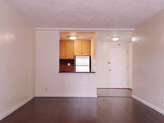 3rd image of 7100 Kennedy Blvd E APT 1K