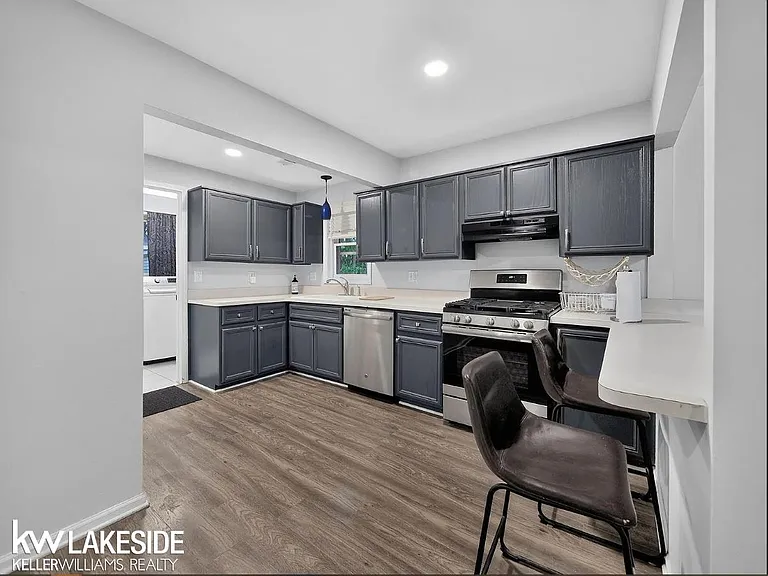 388 E South Blvd — Photo 13