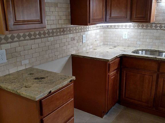 4th image of 14 Greenwood Dr