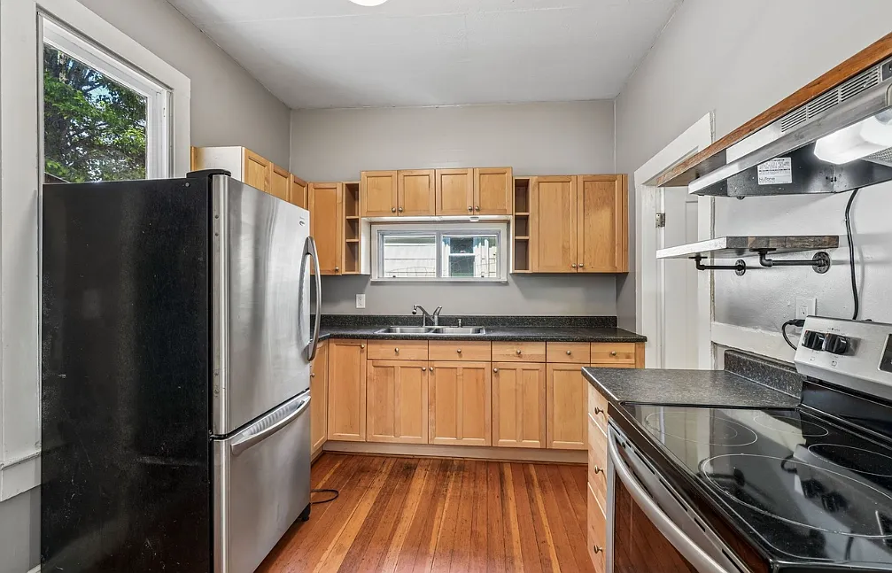 3 bed, 1200 sqft, $2,400 — Photo 4