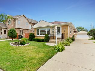 7332 W Greenleaf St, Niles, IL 60714