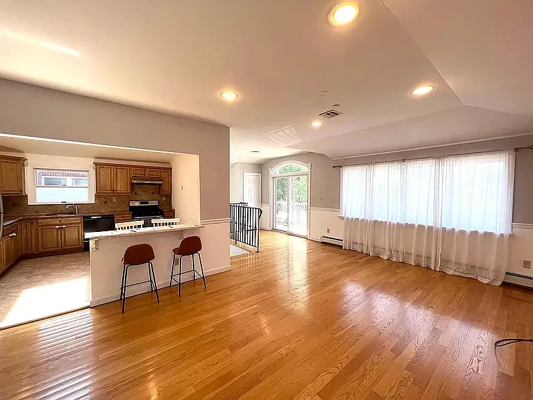3 bed, 1350 sqft, $3,600 — Photo 3