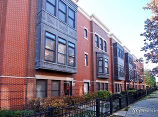 811 W College Pkwy, Chicago, IL