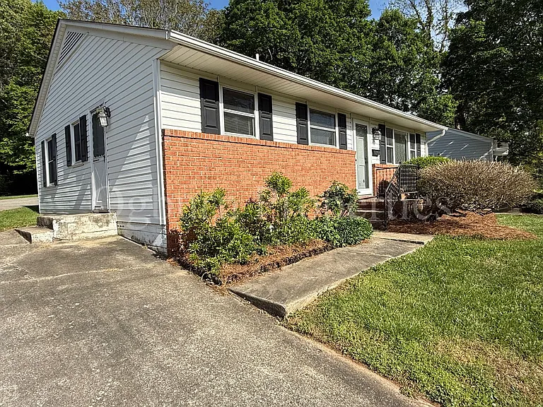 651 S Sunset Dr — Photo 1