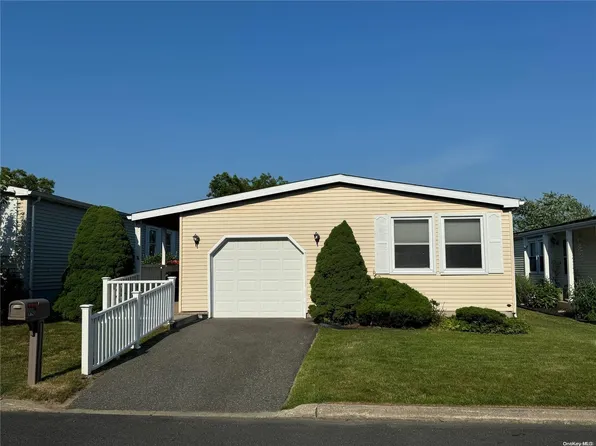 74 W Village Circle #74, Manorville, NY 11949