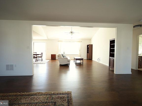 4th image of 613 Rishel Dr #T