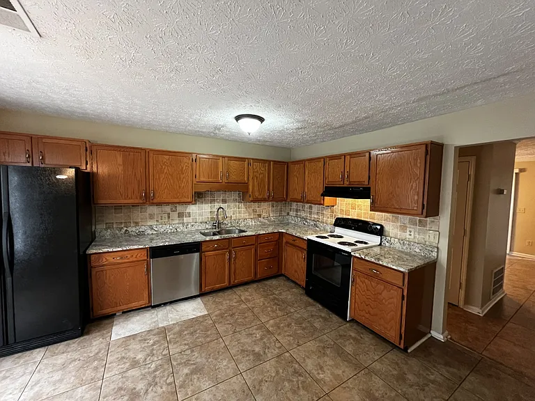 3811 Meadow Green Ct — Photo 7