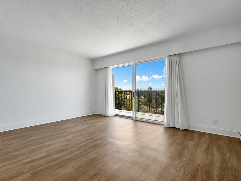 1007 Esquimalt Rd — Photo 8