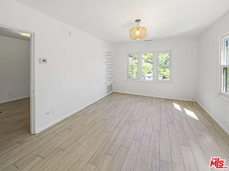 2049 Lake Shore Ave — Photo 9