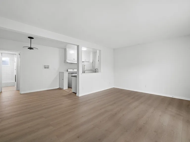 147 N La Peer Dr #6 — Photo 8