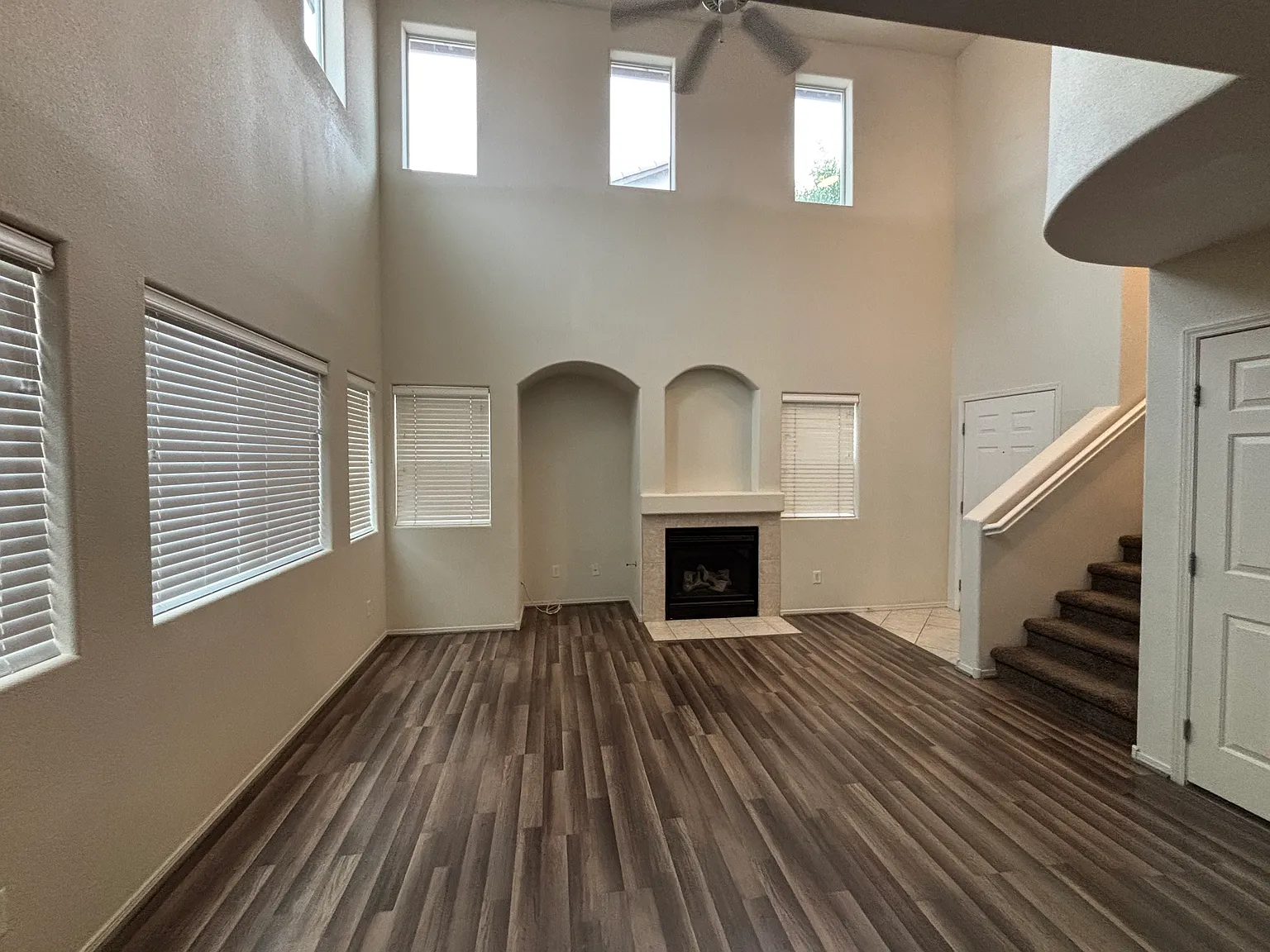 3 bed, 2.5 bath, 1595 sqft, $1,900 — Photo 2