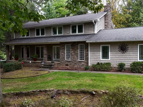 619 Cross Creek Dr, Mount Airy, NC 27030
