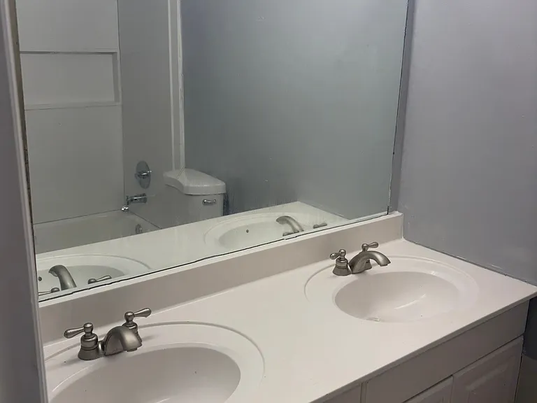 570 Chatsworth Dr — Photo 12