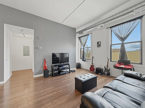 4th image of 4015 N Milwaukee Ave Unit 214