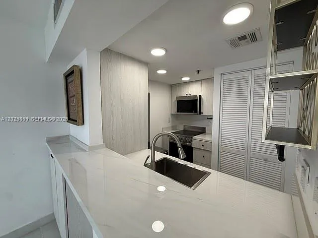 540 Brickell Key Dr #1024 — Photo 22