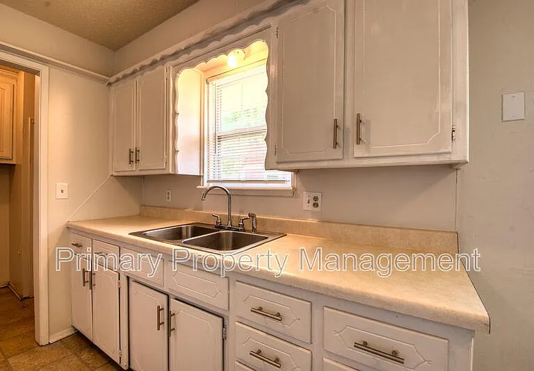 924 NW 14th St — Photo 4