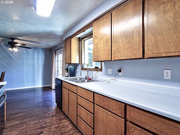 5th image of 211 NE Kingwood St