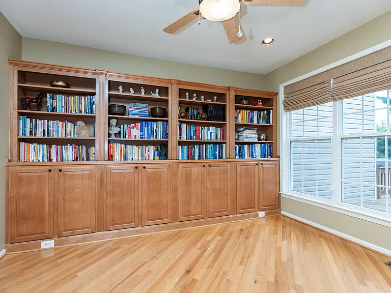703 W Oakmeade Dr — Photo 5