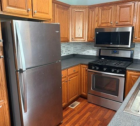5th image of 208 Valley St