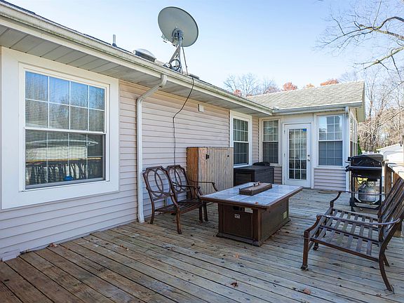 4th image of 18487 Crownhill Dr