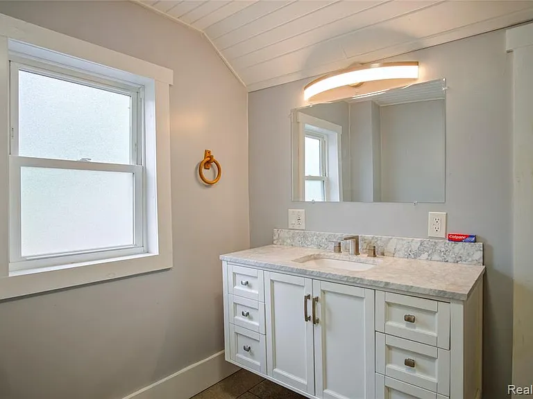 206 N Troy St — Photo 22
